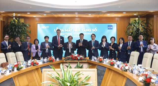 các đại biểu tham dự lễ ra mắt nền tảng số smeasy dành cho dnnvv.jpg -0