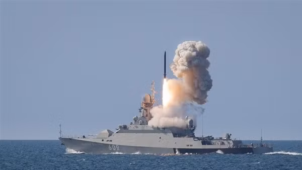 Ukraine: Tàu Nga mang hơn 100 tên lửa Kalibr lởn vởn trên biển