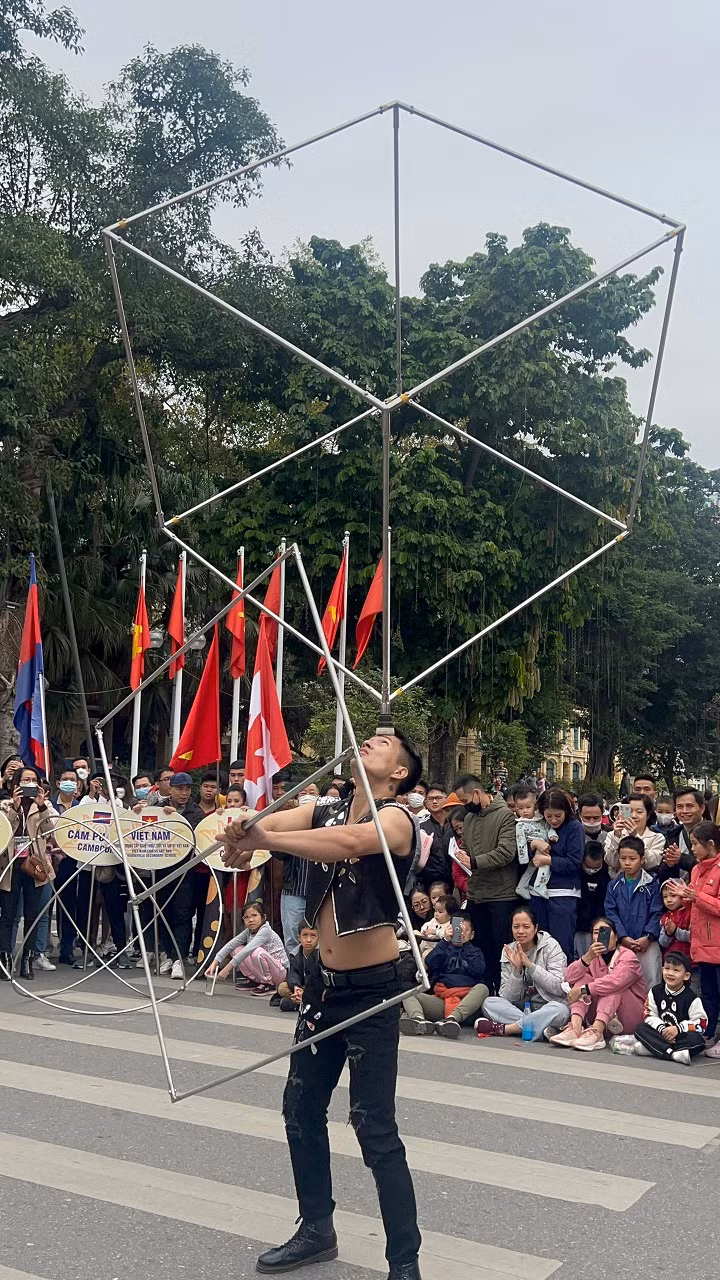 Nghệ sĩ xiếc trong nước và quốc tế tưng bừng biểu diễn bên hồ Gươm -9