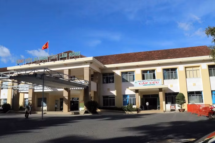 Một người tử vong, 5 người nhập viện sau khi ăn cơm, uống rượu -0