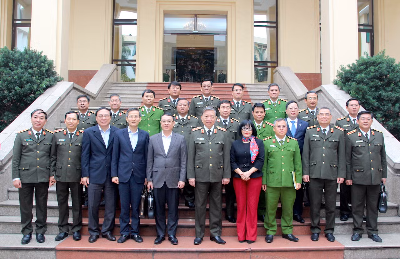 Phát huy vai trò, trách nhiệm, chỉ đạo thực hiện hiệu quả Nghị quyết số 12 của Bộ Chính trị -0
