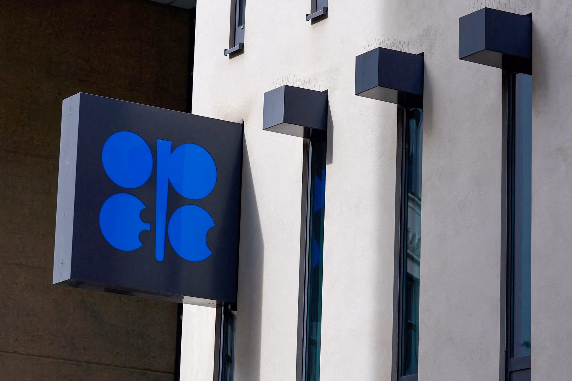 OPEC+ duy trì chính sách cũ bất chấp việc G7 áp giá trần với dầu của Nga -0
