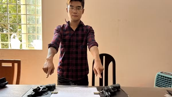 "Hot boy" lên mạng mua đồ về chế tạo súng Rulo đem bán