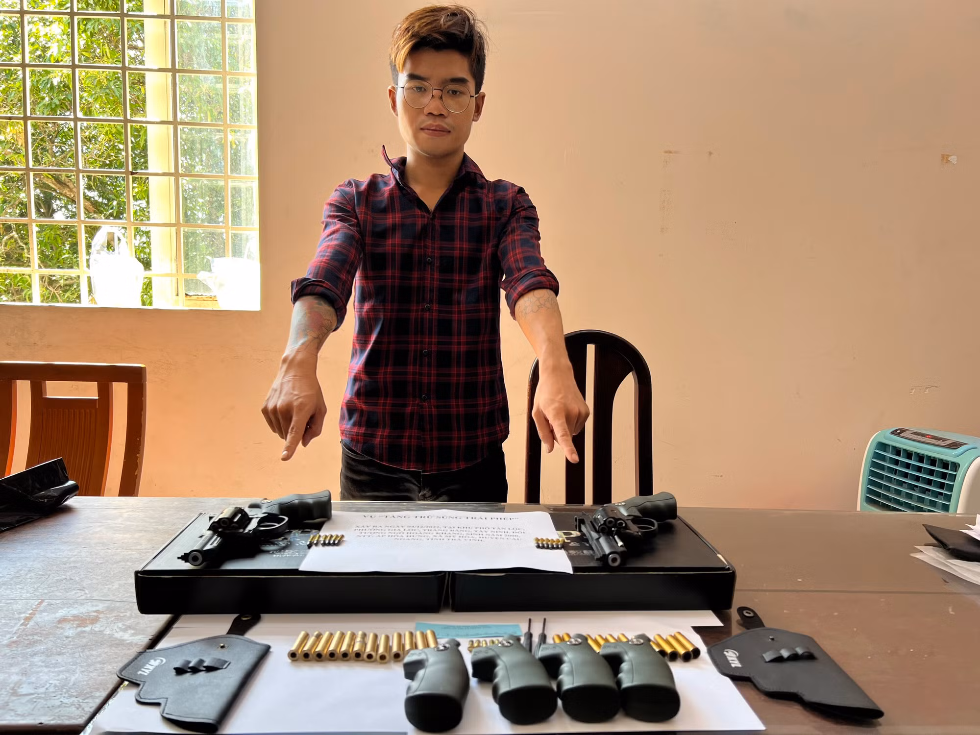 Bắt kẻ chế tạo, tàng trữ và mua bán súng Rulo -0
