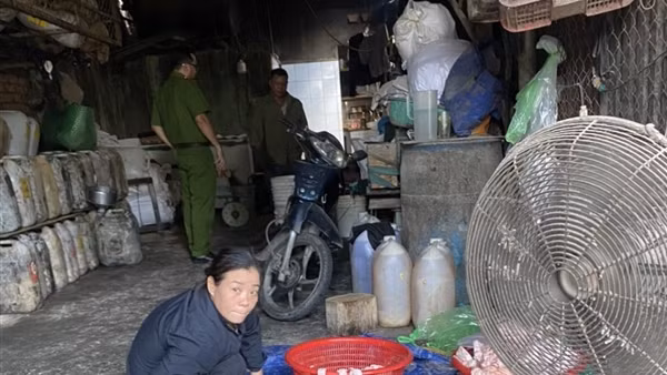 Phát hiện 1.300 lít mỡ lợn bẩn trong cơ sở chế biến chui