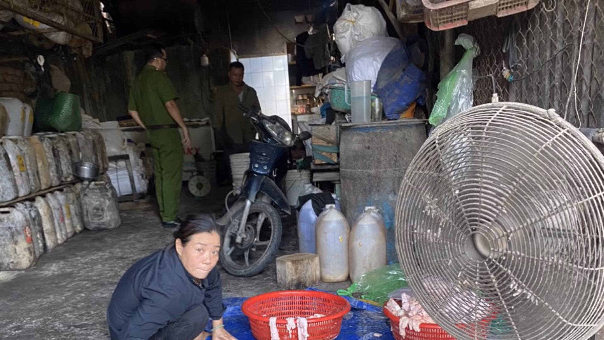 Phát hiện 1.300 lít mỡ lợn bẩn trong cơ sở chế biến chui -0