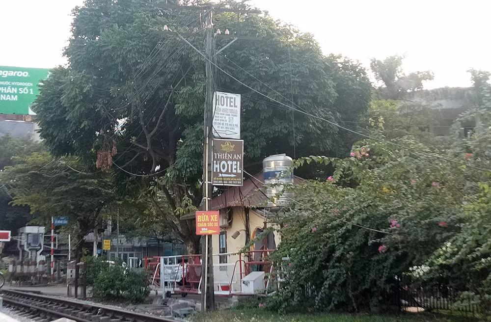 “Ma trận” biển quảng cáo giữa lòng Thủ đô -0