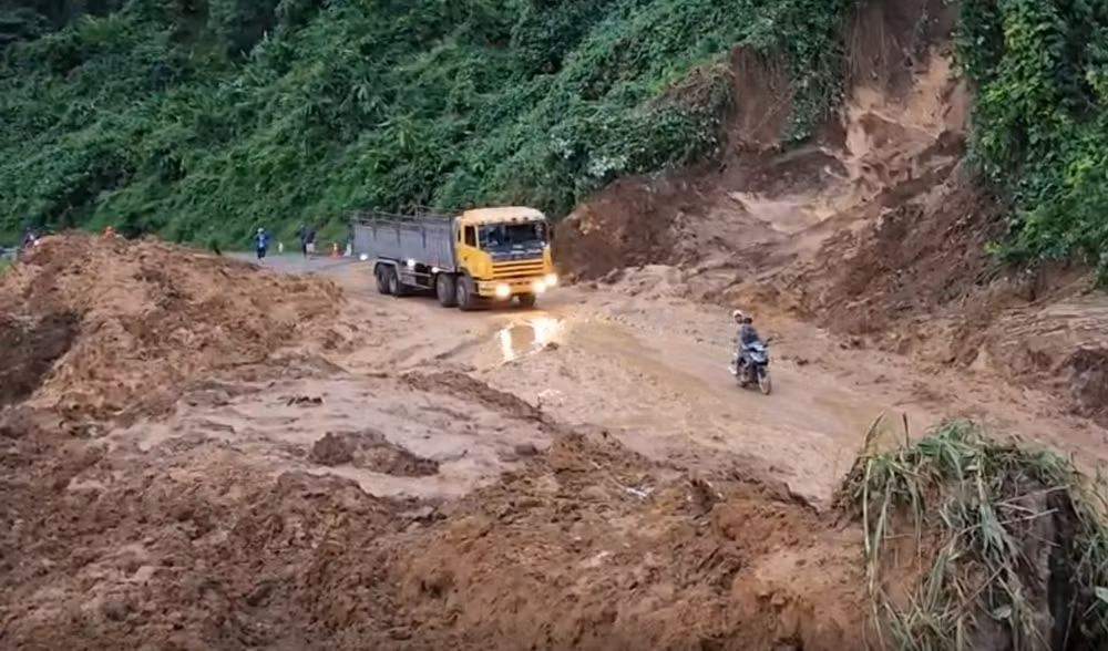 Thông xe một làn tại nơi sạt lở trên QL19C sau 36 giờ nỗ lực khắc phục sự cố -0