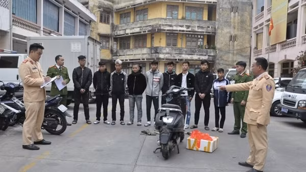 Nghi bạn mình bị bắt nạt, nhóm thanh niên rủ nhau mang chai bia hỗn chiến