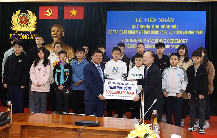 Tập đoàn Charmvit trao học bổng tặng con thương binh, liệt sỹ CAND -0