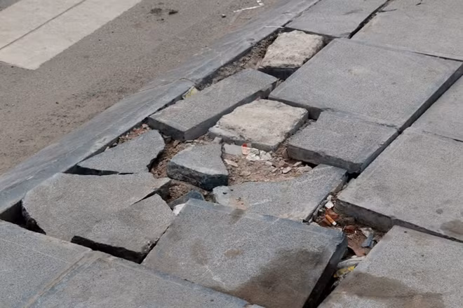 Tại một số tuyến đường đã từng lát đá tự nhiên, việc xuống cấp, vỡ gạch cũng xuất hiện khá nhiều. Trong ảnh là một chỗ đá lát vỉa hè đường Nguyễn Trãi bị vỡ sau 2 năm được cải tạo.