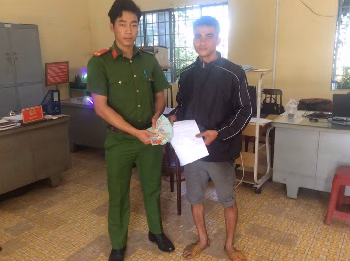 Chiến sỹ Công an trả lại số tiền hơn 32 triệu đồng nhặt được trên đường -0