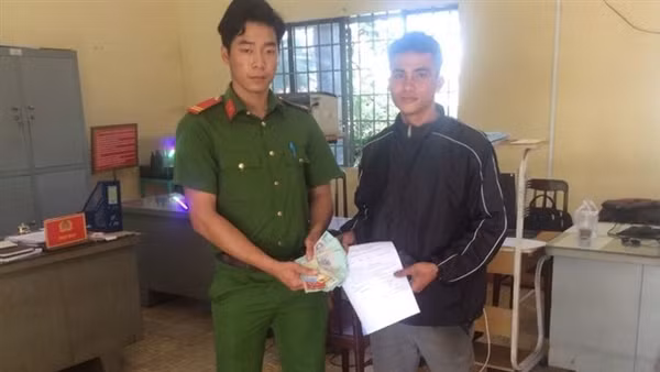 Chiến sĩ Công an trả lại số tiền hơn 32 triệu đồng nhặt được trên đường