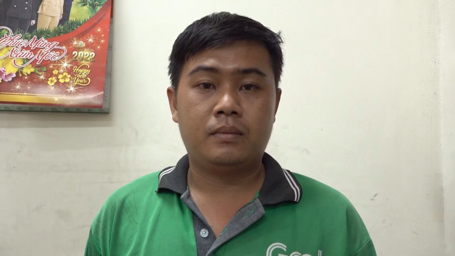 Đâm trọng thương người xe ôm già để cướp tài sản -0