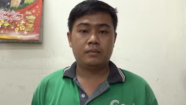 Đâm trọng thương người xe ôm già để cướp tài sản