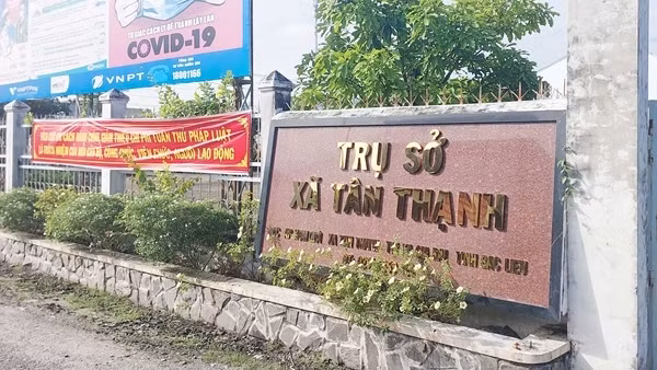Cán bộ xã mang sổ đỏ của dân đi cầm lấy tiền trả nợ