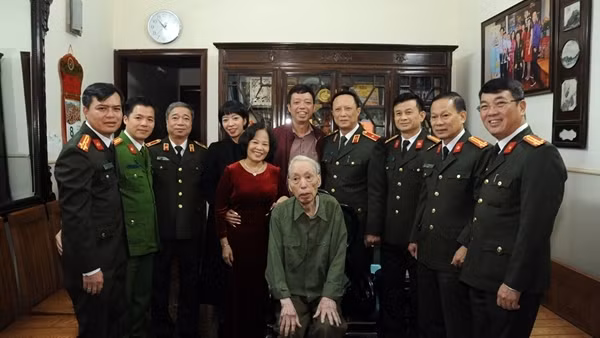 Tri ân các nhân chứng lịch sử Công an trực tiếp tham gia 12 ngày đêm Điện Biên Phủ trên không