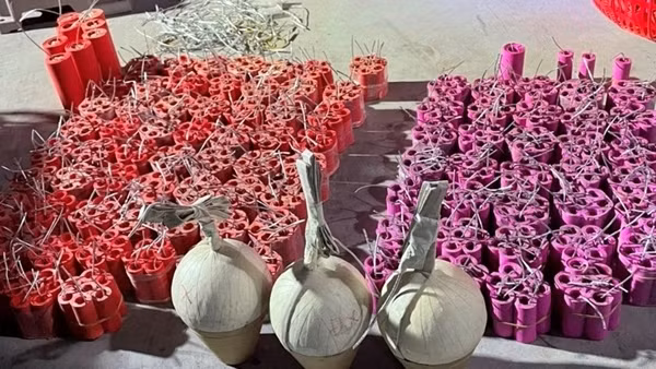Thợ cơ khí sản xuất pháo nổ chờ bán dịp Tết