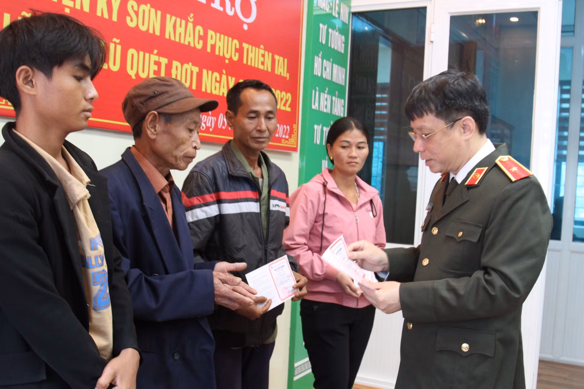 Báo CAND trao tặng nhà tình nghĩa cho 4 gia đình có nhà bị lũ cuốn trôi -0