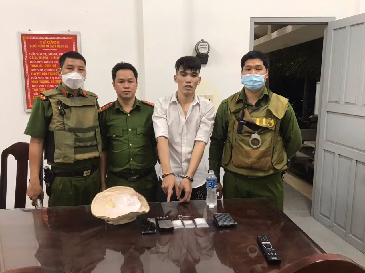 Vứt ma túy để phi tang khi gặp Cảnh sát 113 -0