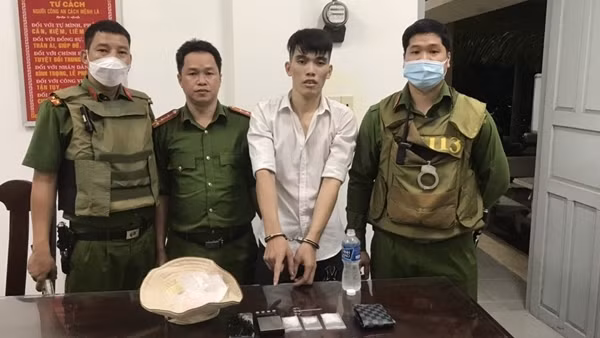 Vứt ma túy, tăng ga bỏ chạy khi gặp Cảnh sát 113