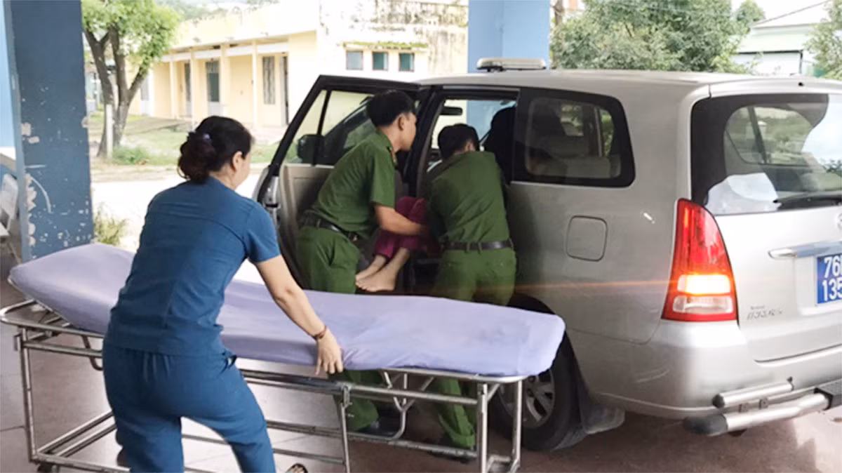 Công an thị xã Đức Phổ kịp thời đưa người phụ nữ bị nạn đi cấp cứu -0
