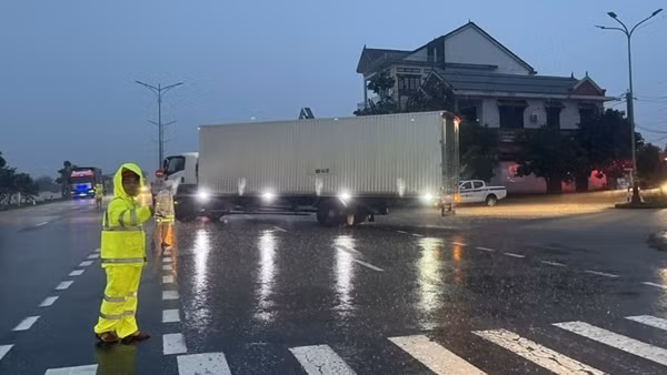 Cấm đường QL1A, tạm hoãn tìm kiếm nạn nhân mất tích do ngập lụt sâu