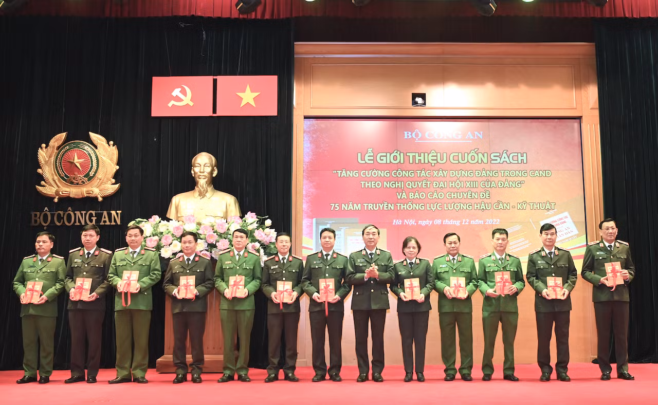 Giới thiệu cuốn sách về công tác xây dựng Đảng trong CAND do Bộ trưởng Tô Lâm chủ biên -0
