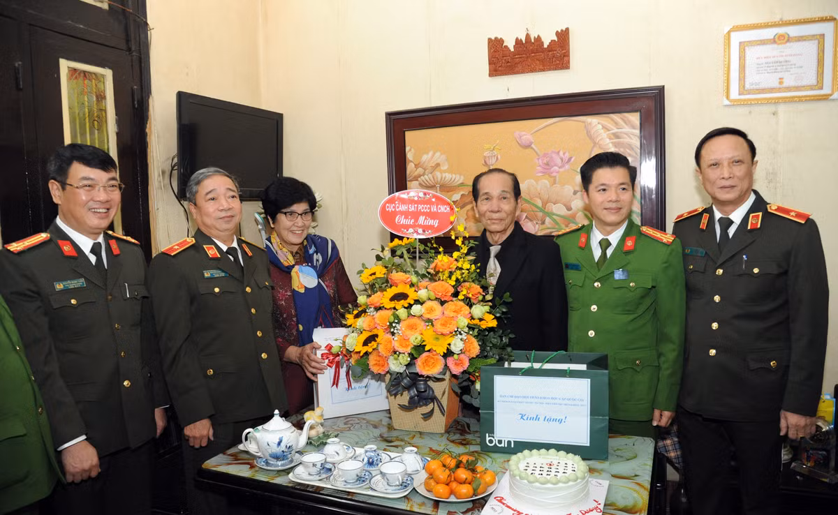 Tri ân các nhân chứng lịch sử Công an trực tiếp tham gia 12 ngày đêm Điện Biên Phủ trên không -0