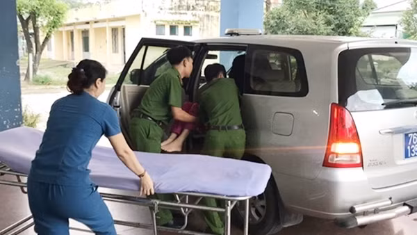 Nguy kịch vì xe máy tông vào chó băng ngang đường