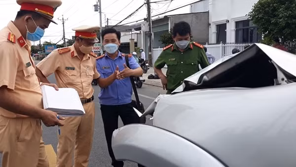 Ôtô kéo lê xe máy trên quốc lộ, 1 người tử vong