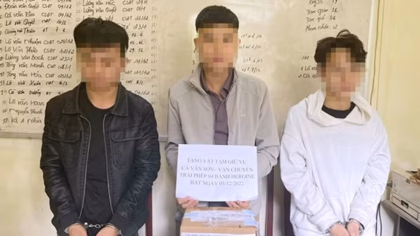 "Ôm hộ" 4 bánh heroin thì gặp Công an