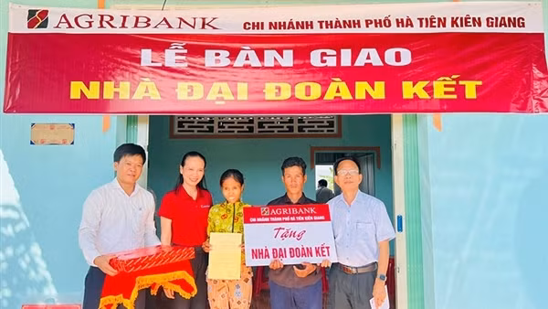 Agribank Kiên Giang trao 20 nhà đại đoàn kết