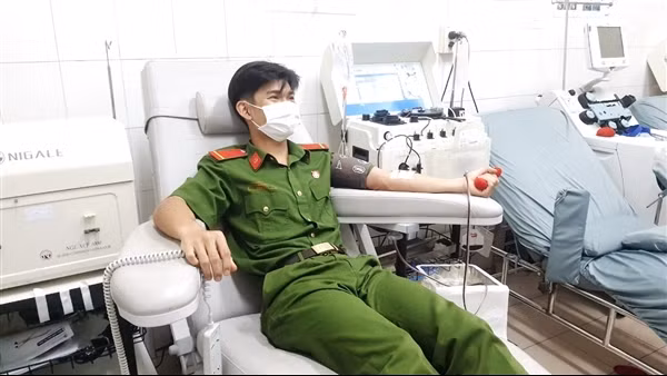 Chiến sĩ Công an nửa đêm đến bệnh viện hiến tiểu cầu cứu người