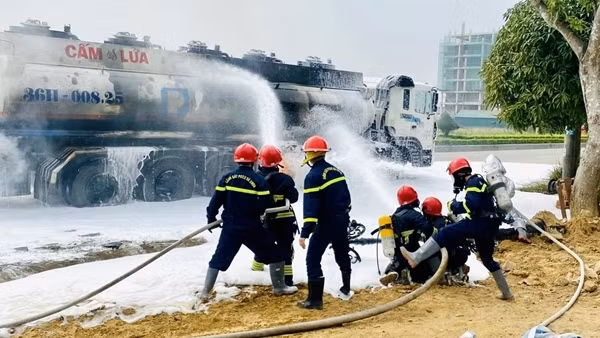 Cảnh sát khống chế đám cháy xe bồn chở dầu