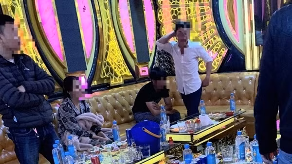 Bị đỉnh chỉ, quán karaoke vẫn hoạt động, để khách sử dụng ma túy