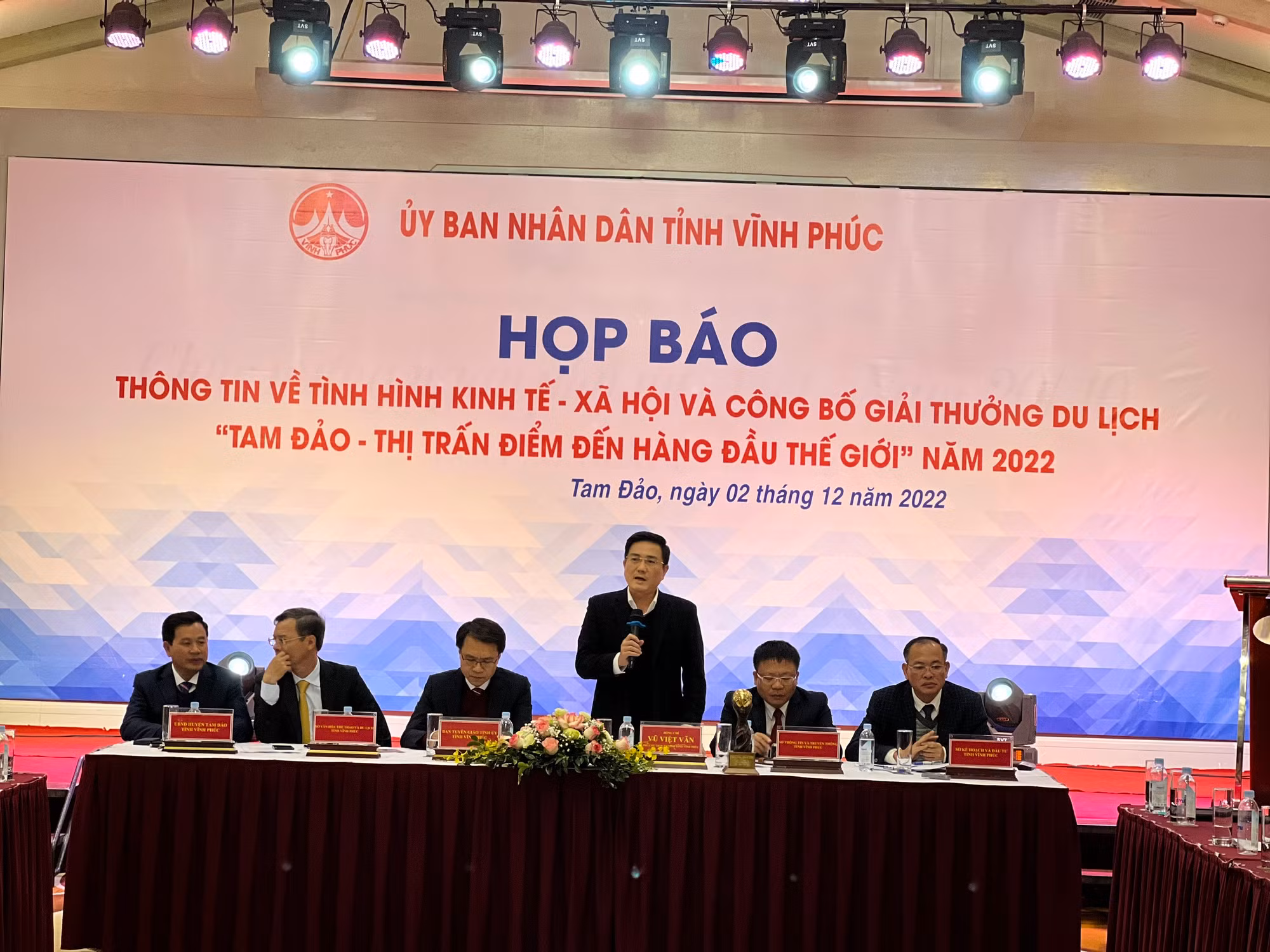 Vĩnh Phúc kinh tế - xã hội vượt mục tiêu, quốc phòng-an ninh được giữ vững -0