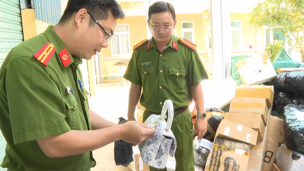 Xe chuyển phát nhanh chở nhiều hàng hóa không rõ nguồn gốc -0