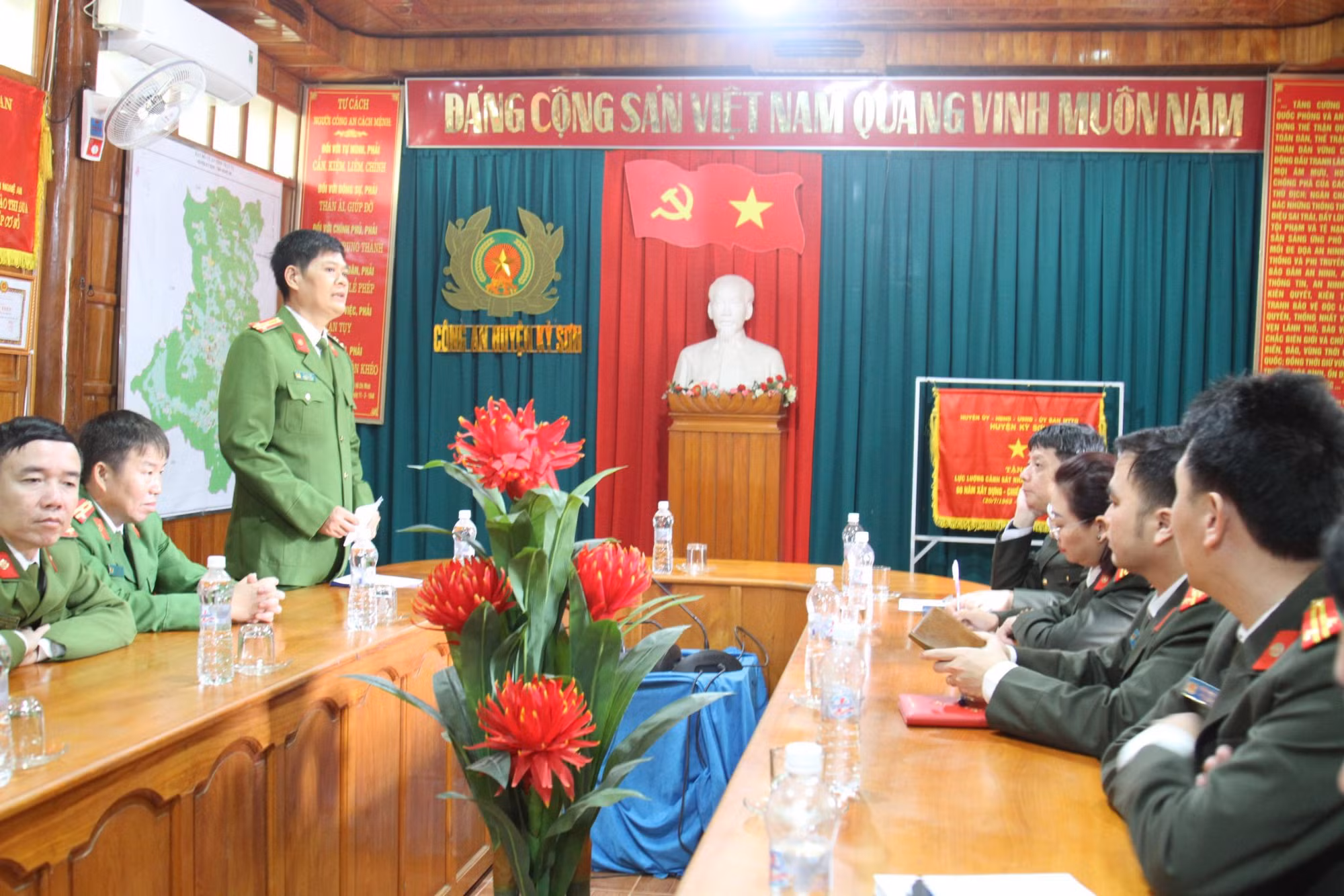 Báo CAND trao tặng nhà tình nghĩa cho 4 gia đình có nhà bị lũ cuốn trôi -0