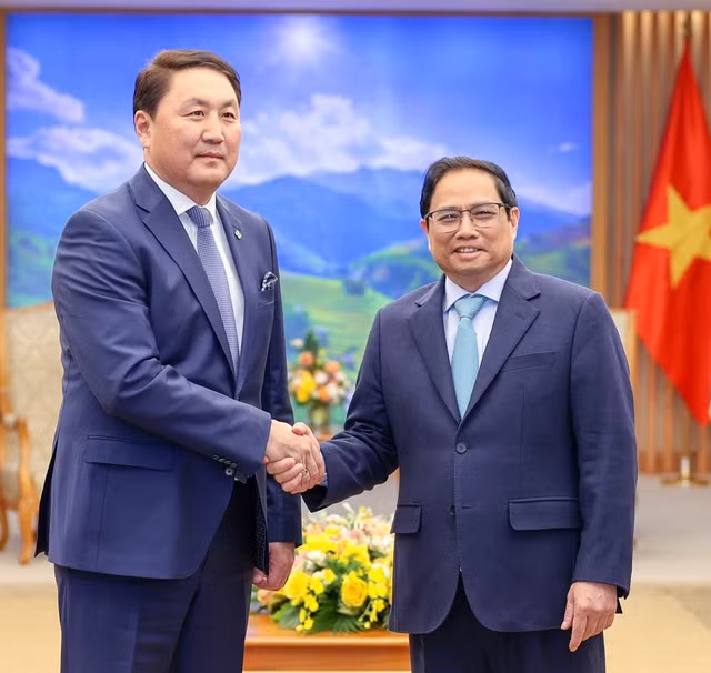 Thủ tướng Phạm Minh Chính tiếp Bộ trưởng Quốc phòng Mông Cổ -0