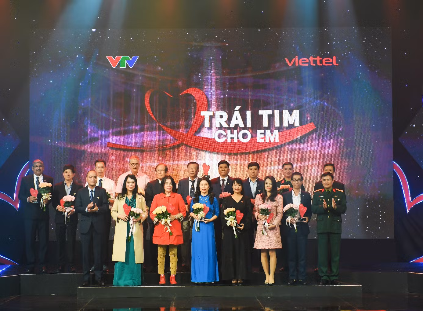 18 tỷ đồng ủng hộ trong đêm Gala kỷ niệm 14 năm Trái tim cho em -0