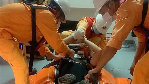 Vượt sóng gió xuyên đêm, cứu nạn thủy thủ nước ngoài