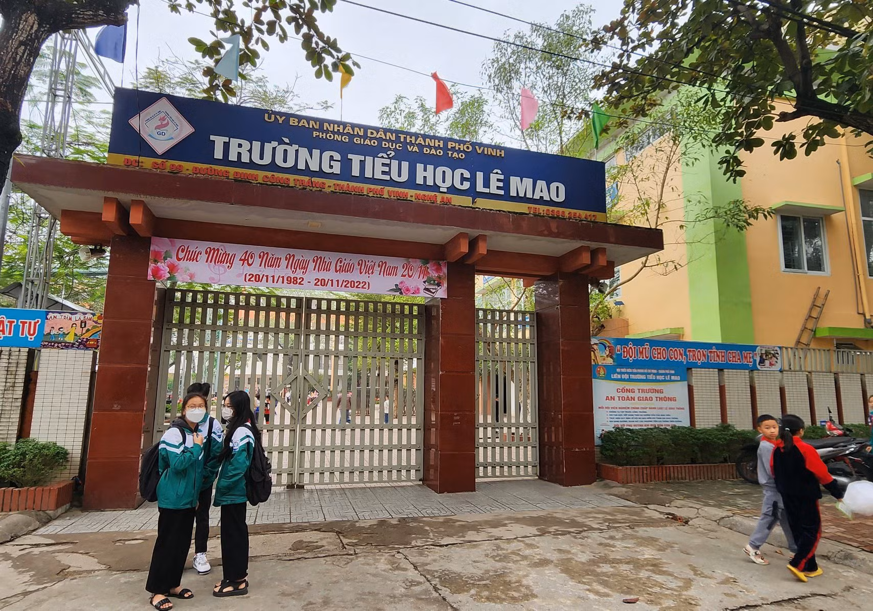 Hít phải khí lạ từ khẩu súng đồ chơi, 6 học sinh tiểu học nhập viện -0