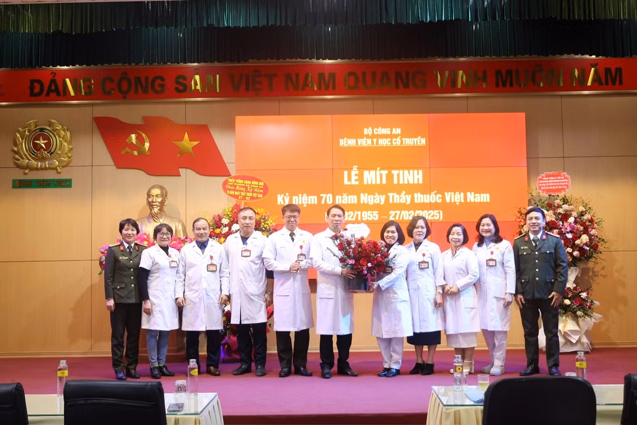 4 cán bộ Bệnh viện Y học cổ truyền Bộ Công an được tặng danh hiệu Thầy thuốc nhân dân và Thầy thuốc Ưu tú -0