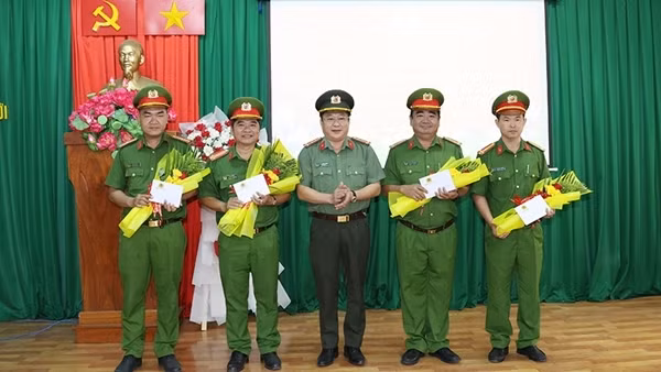 Khen thưởng các tập thể khám phá nhanh vụ giết người, cướp tài sản ở An Giang