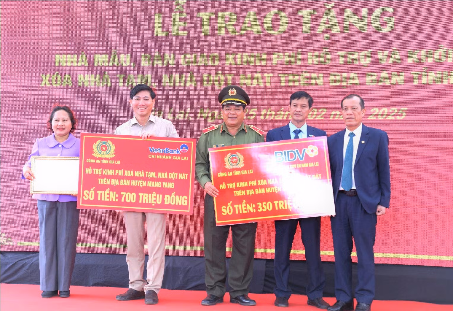 Trao tặng nhà mẫu và bàn giao kinh phí xây nhà cho hộ nghèo trên địa bàn tỉnh Gia Lai -0
