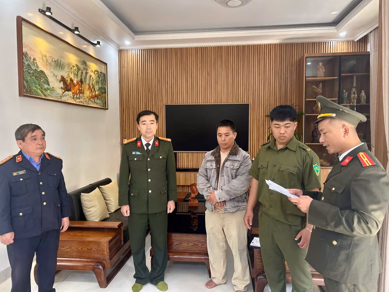 Khởi tố đối tượng mua, bán giấy phép lái xe giả -0