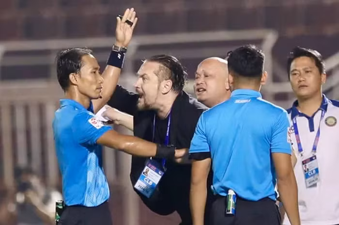 Khi trọng tài hành xử thiếu chuyên nghiệp -0