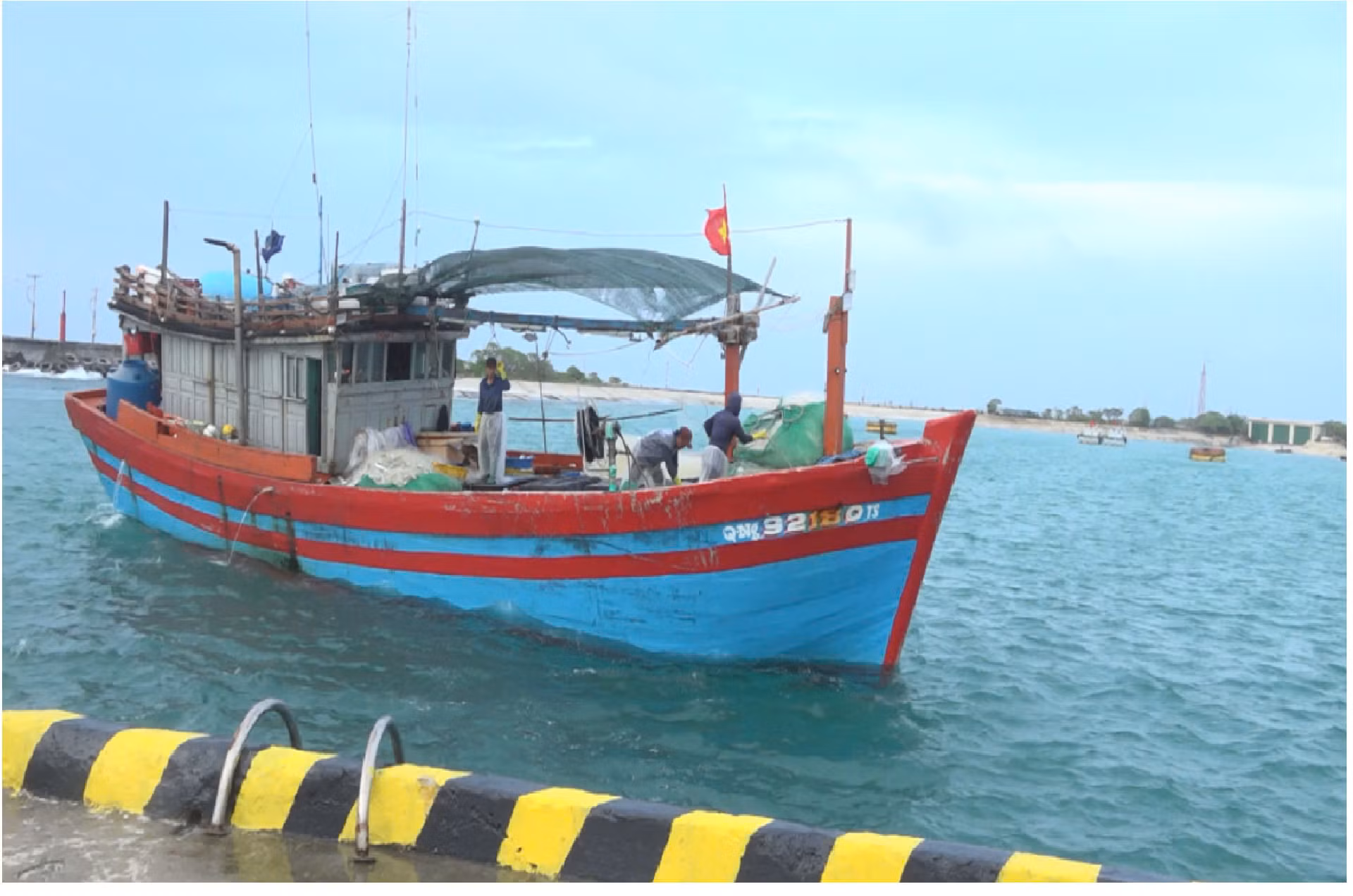 Bệnh xá đảo Song Tử Tây cấp cứu 6 ngư dân Quảng Ngãi ngộ độc cá biển -0