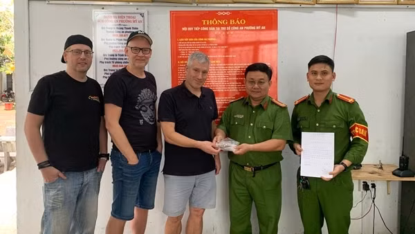 “Ông Tây” đến công an phường giao nộp vũ khí